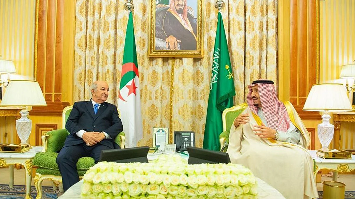 خادم الحرمين يستعرض مع الرئيس الجزائري سُبل تنمية العلاقات الثنائية