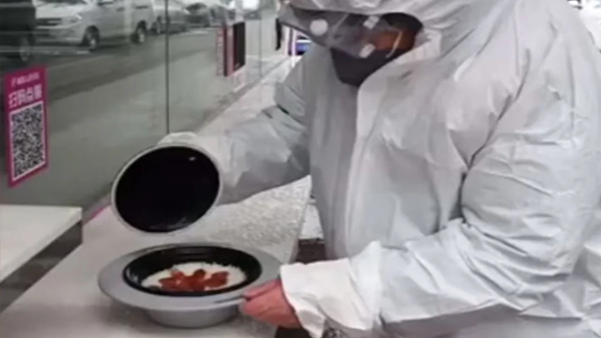 بسبب كورونا.. روبوت طاهٍ يوفر أطعمة ساخنة للأطباء المخالطين للمصابين بالفيروس في ووهان