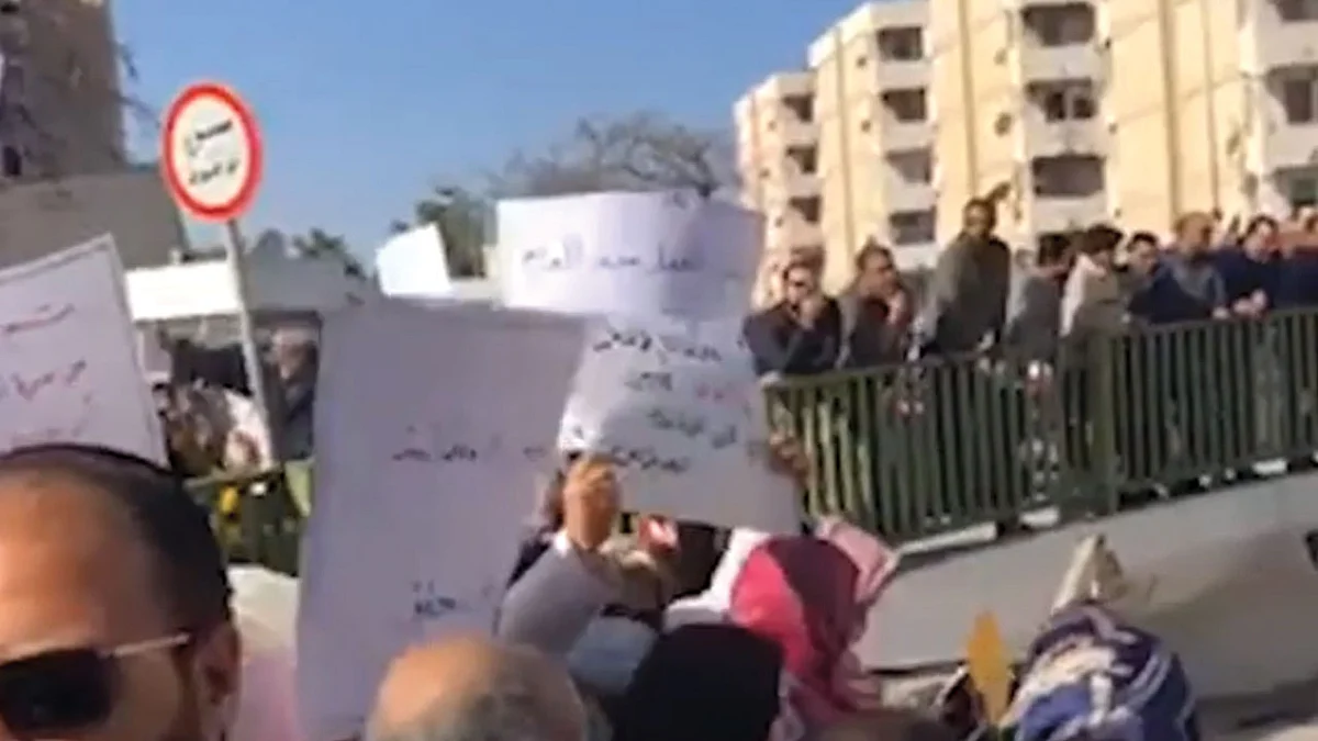 بالفيديو.. موظفون ليبيون في طرابلس يتظاهرون ضد السرّاج وميلشياته
