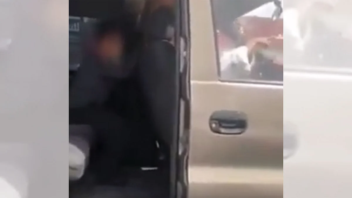 بالفيديو.. قائد مركبة يعرض طفلًا للخطر.. و«المرور» يتدخل