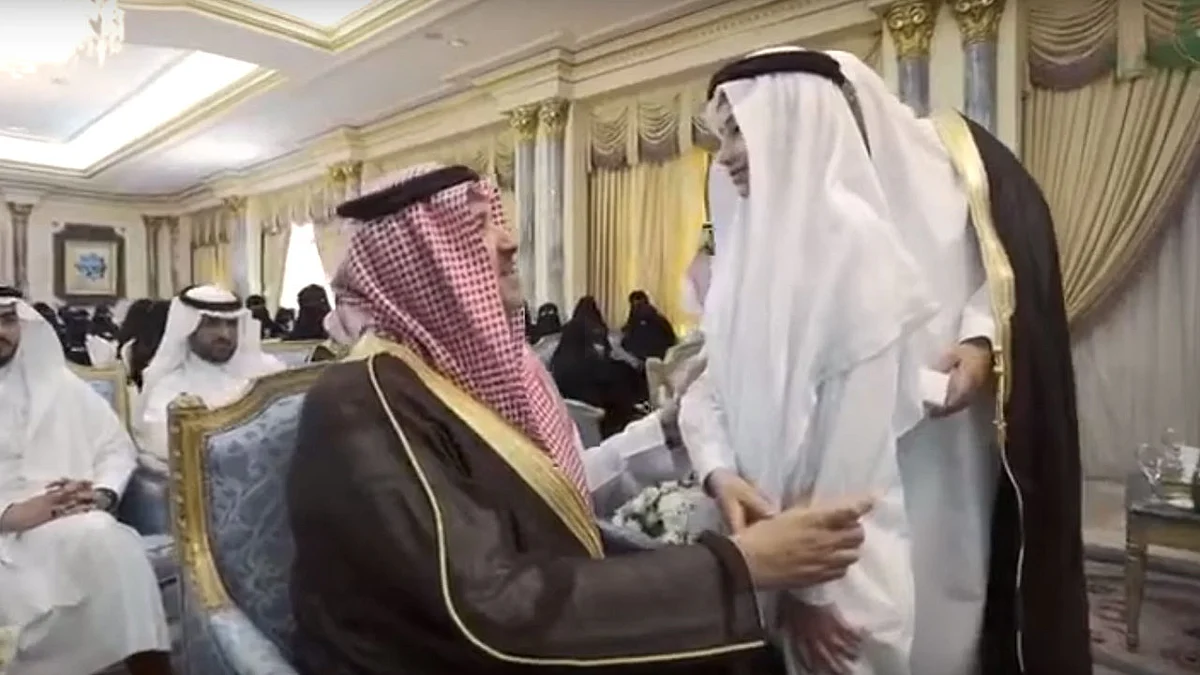 فيديو.. أمير المدينة يواسي طفل «المسابقة القرآنية» ويهديه مسبحته الخاصة