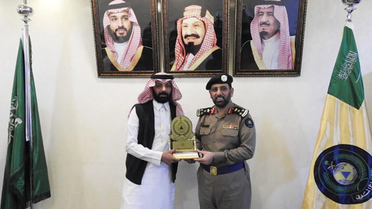 مدير الدفاع المدني بالباحة يكرم متوسطة وابتدائية قرن ظبي