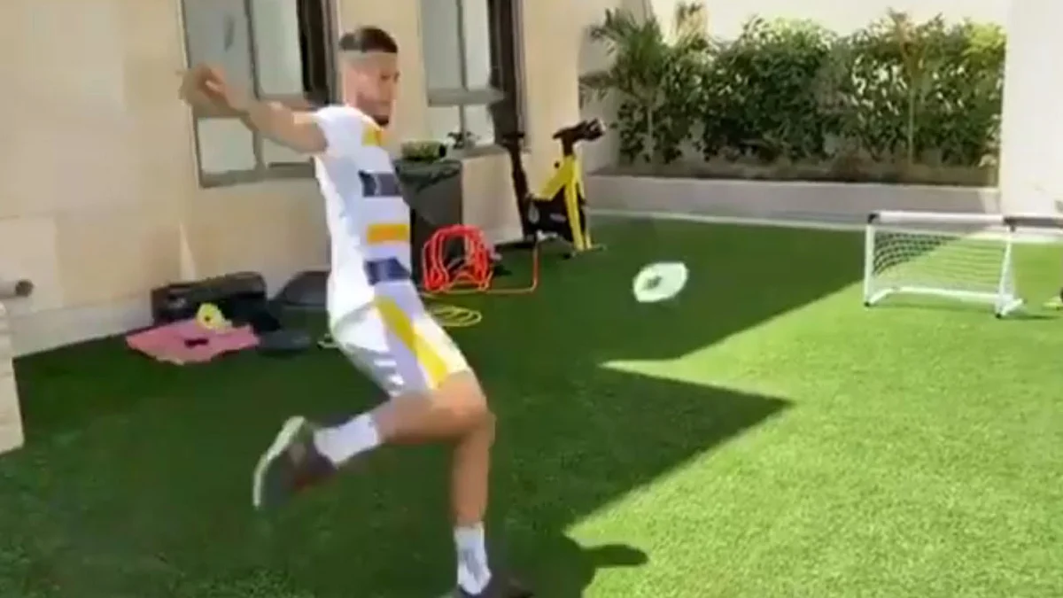 بالفيديو.. البدري يشارك في تحدي المناديل لمواجهة كورونا