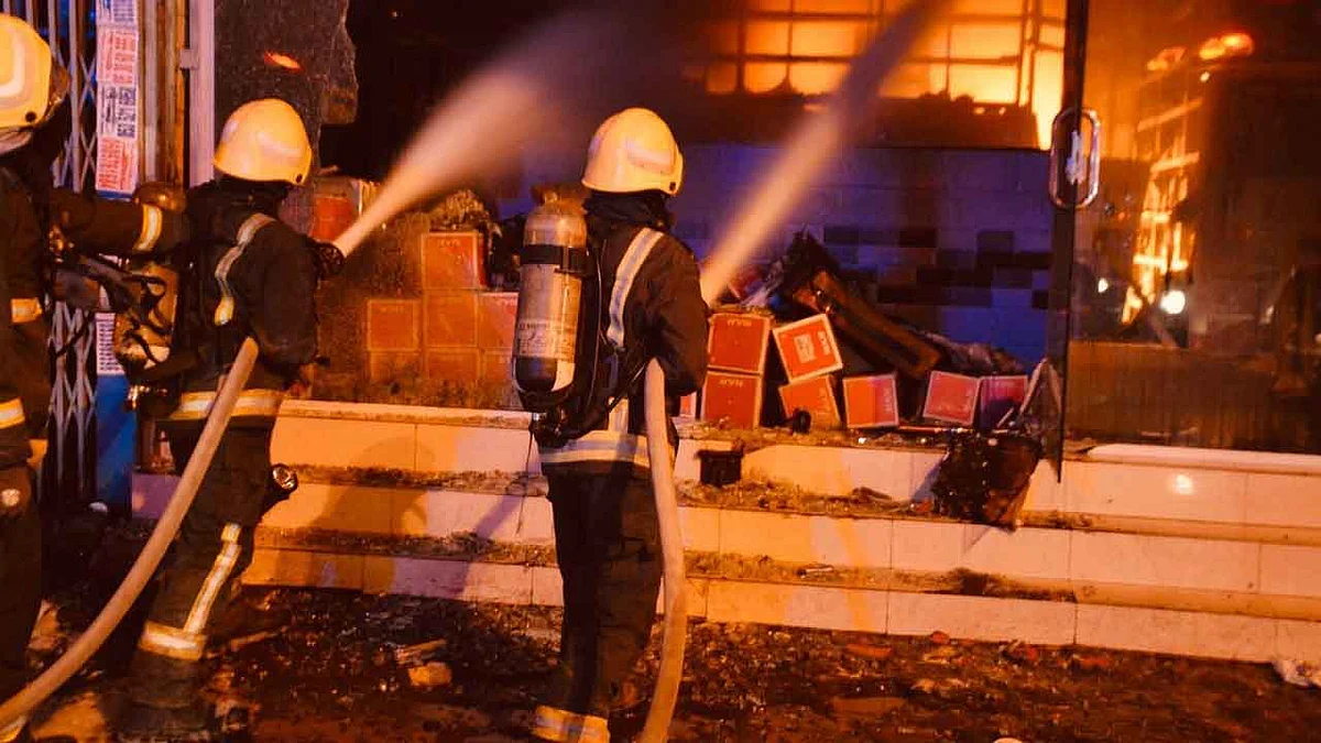 «مدني جدة» يسيطر على حريق بمحل قطع غيار وعدد من الورش بـ«مدائن الفهد»
