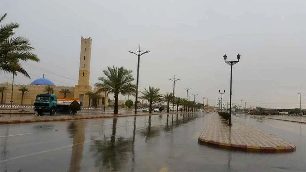 أمطار غزيرة على الأفلاج والبرق يضيء سماء المحافظة