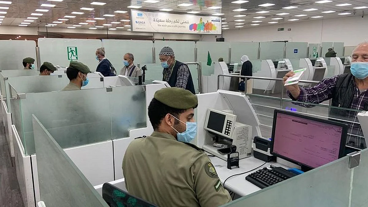 "الجوازات" تبدأ في إجراءات سفر المعتمرين المتأخرين عن المغادرة