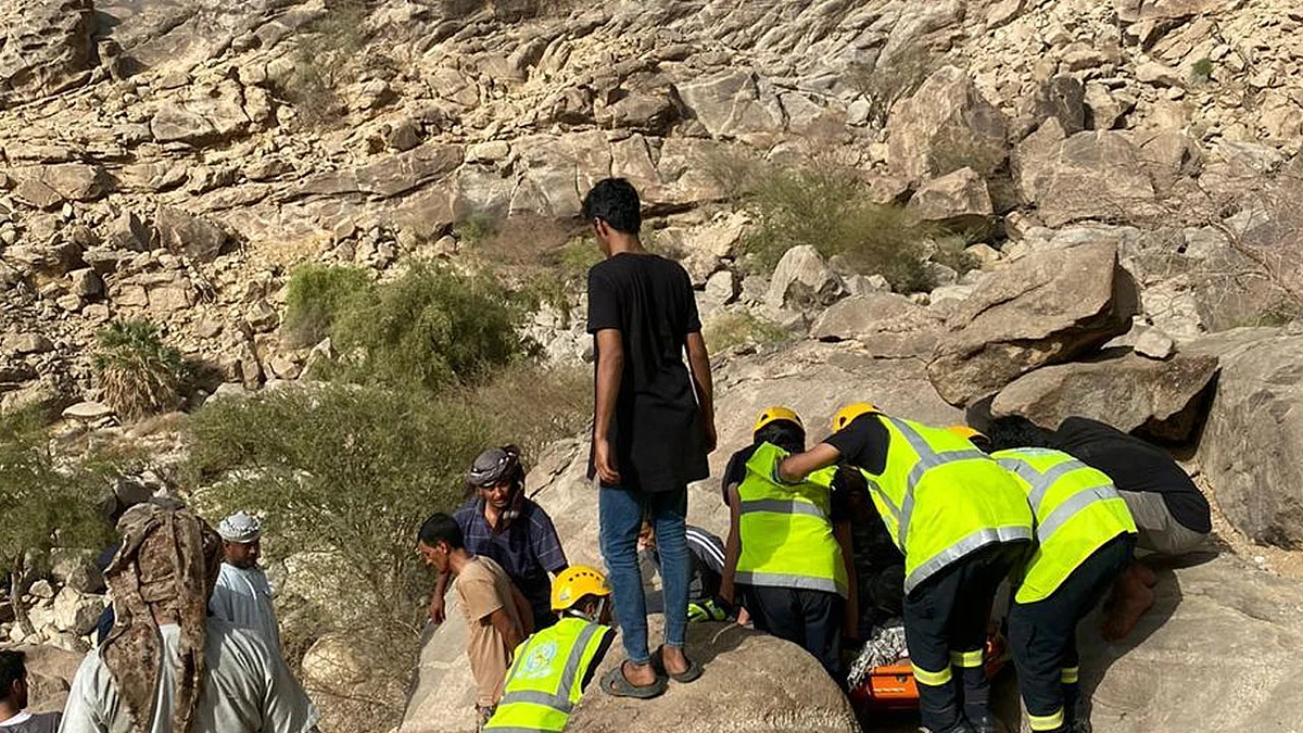 بالصور.. الدفاع المدني يُنقذ خمسينيًّا سقط من أعلى جبل في الباحة