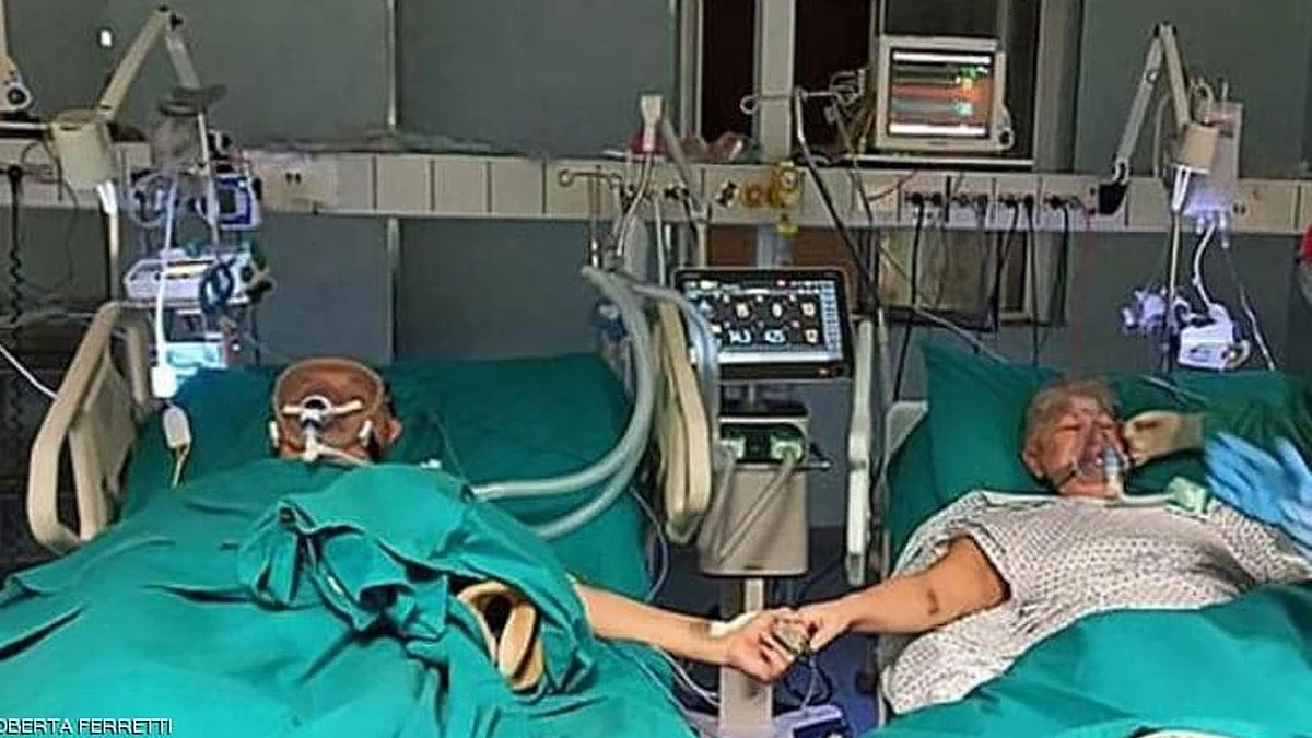 مشهد نادر.. مسنان يحتفلان بـ«اليوبيل الذهبي» لزواجهما في الرعاية المركزة