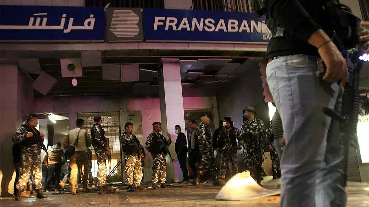 لبنان.. متظاهرون يغلقون الطرق احتجاجًا على المشاكل الاقتصادية