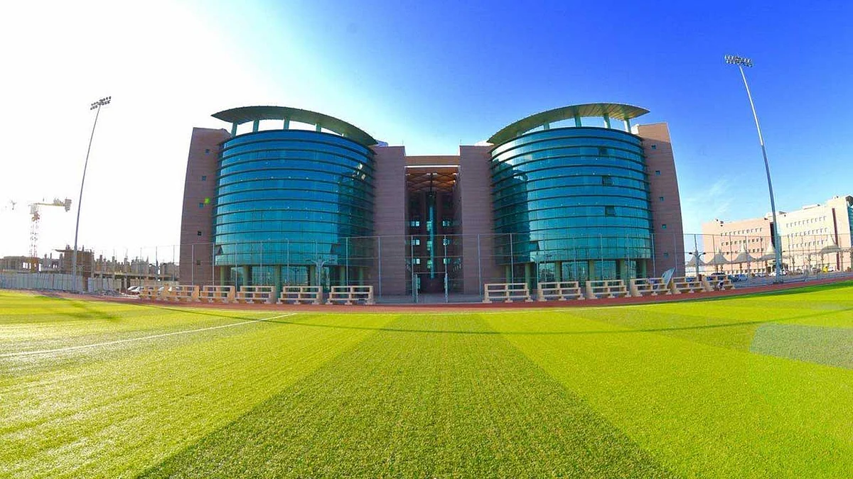 مدير جامعة جازان يعتمد ترقية 166 موظفًا