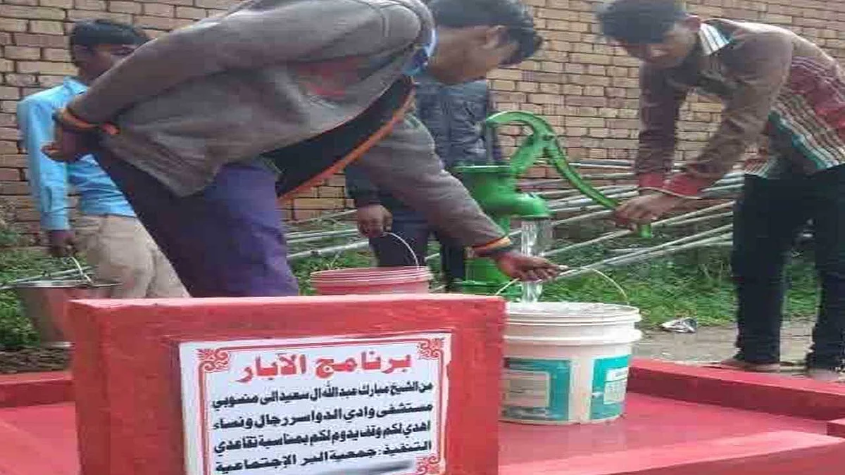 بالصور.. موظف متقاعد بمستشفى وادي الدواسر يُهدي زملاءه وقفًا خيريًا