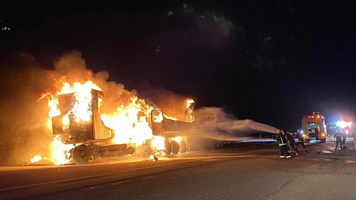 وفاة شخص وإصابة آخر في حريق شاحنتين على طريق حائل الجوف