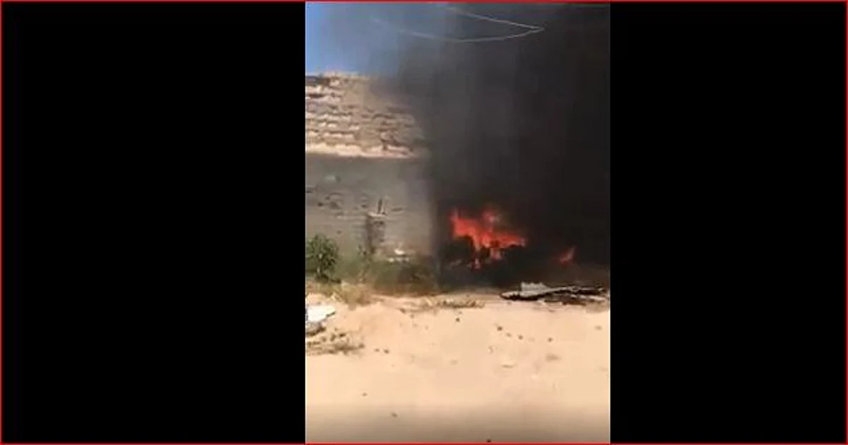 شاهد.. النيران تلتهم مُسيَّرَة تركية.. أسقطها الجيش الليبي فور إقلاعها من مطار معيتيقة