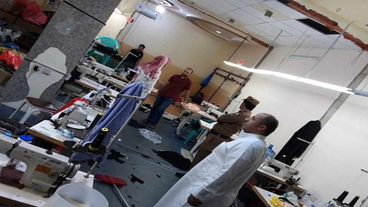 ضبط معمل خیاطة مخالف داخل سكن عمال بالعوالي
