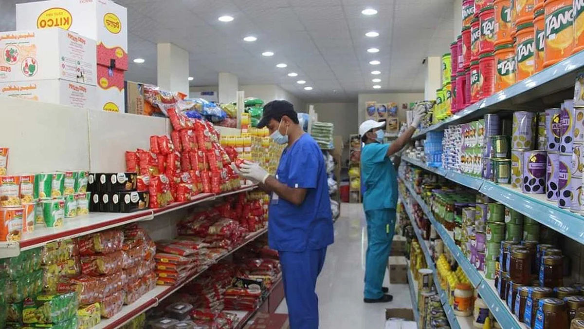 428 جولة رقابية لرصد التزام المحلات بمعايير السلامة الغذائية بالمدينة المنورة