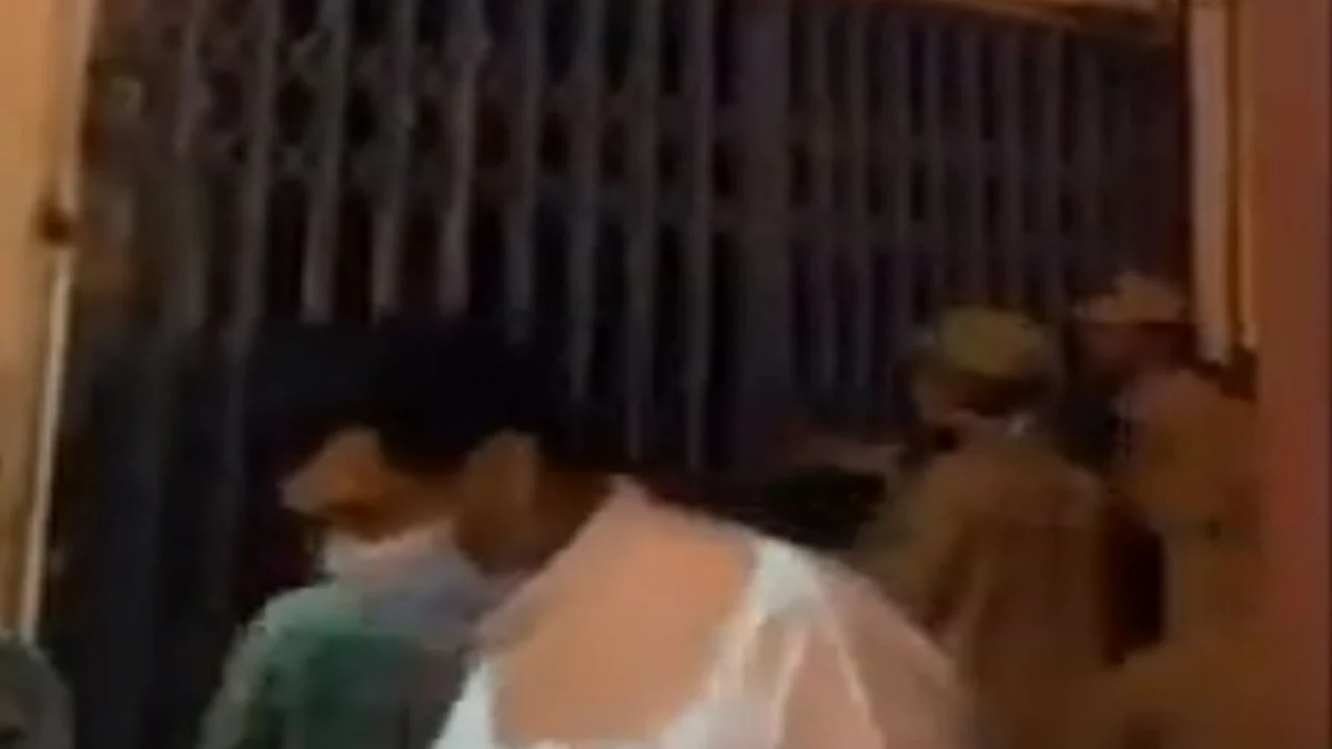 فيدو يوثق لحظة مداهمة «الحرس الوطني» محلّ حلاقة مخالفًا وضبط عوائل داخل حديقة في منفوحة