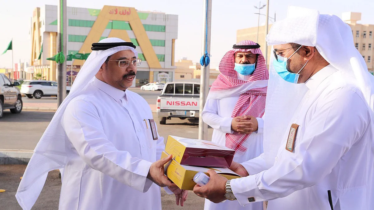 بالصور.. أمير الجوف يُعايد العاملين بالميادين ويقدم لهم وجبات إفطار بالمواقع