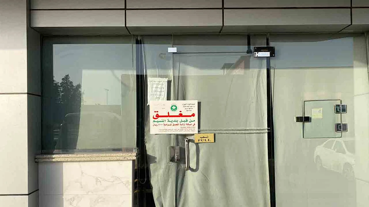 بالفيديو والصور.. زحام على مطعم بحي النسيم.. و«عاجل» ترصد إغلاقه من قبل البلدية