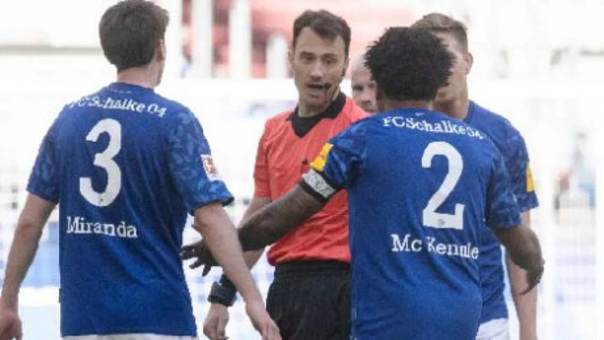 لاعب شالكه الألماني يساند المظاهرات المنددة بمقتل الأمريكي فلويد
