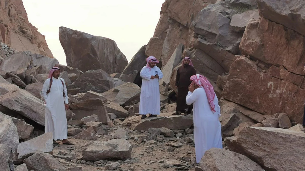 بالصور.. محافظ الداير وسط الانهيار الصخري رغم خطورته لمتابعة «فك احتجاز الشجعة»