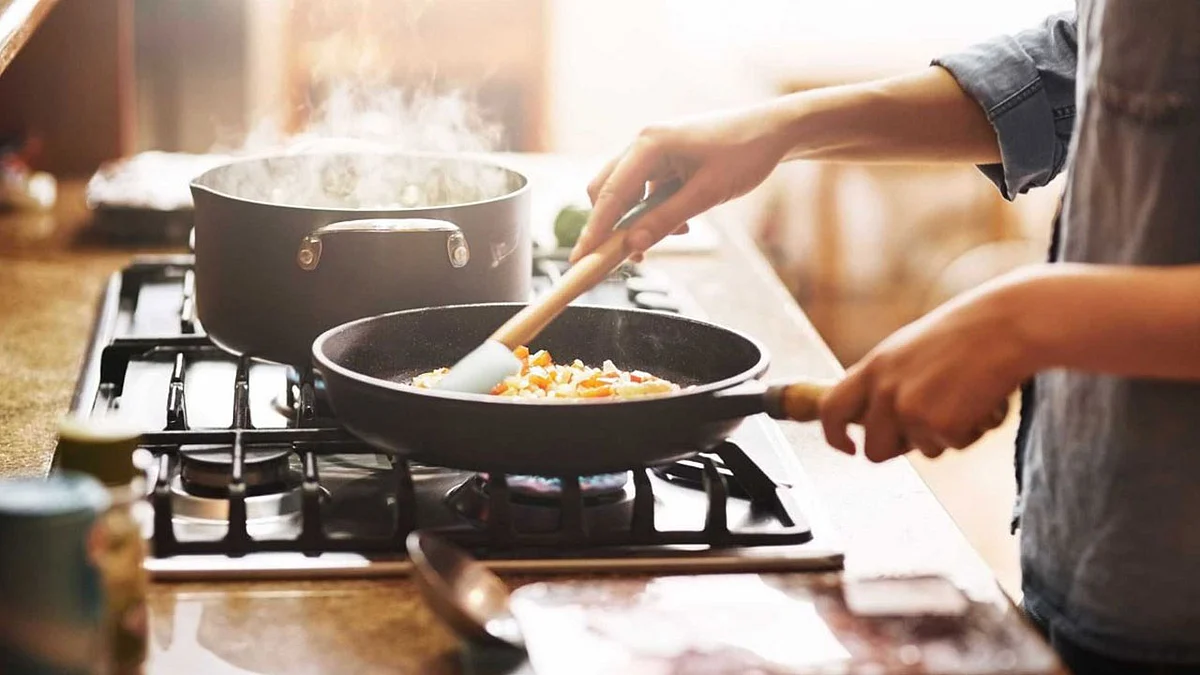 «الخضيري» يحذر من خدعة الإضافات الصناعية أثناء طهي الطعام