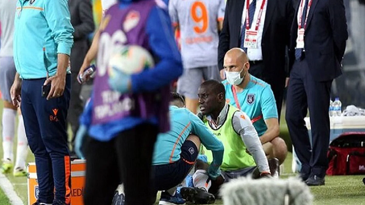 إصابة لاعب بزجاجة قادمة من المدرجات الخاوية!