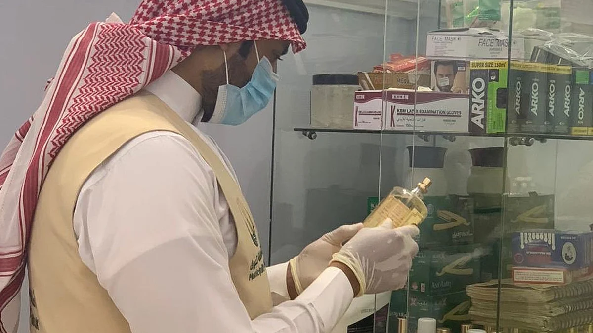 بالصور.. إغلاق 8 محلات وتوقيع تعهُّد على 68 صالون حلاقة بتبوك