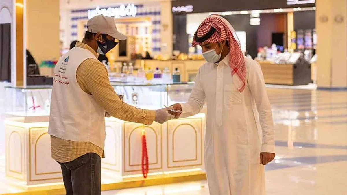بالصور.. أمانة جازان تنفذ مبادرة لتوزيع الكمامات الطبية والقماشية