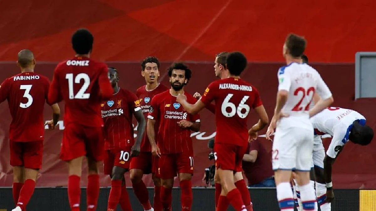 مانشستر سيتي يقف في ممر شرفي لتكريم البطل ليفربول