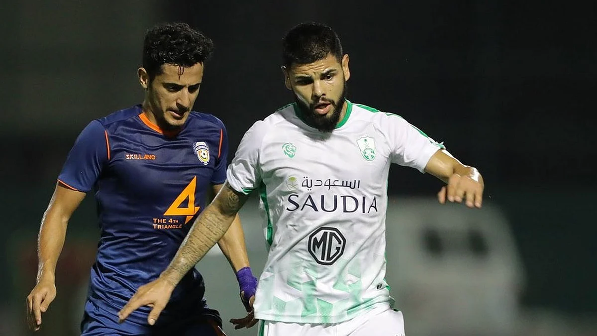 مدافع الأهلي يحط الرحال في جدة