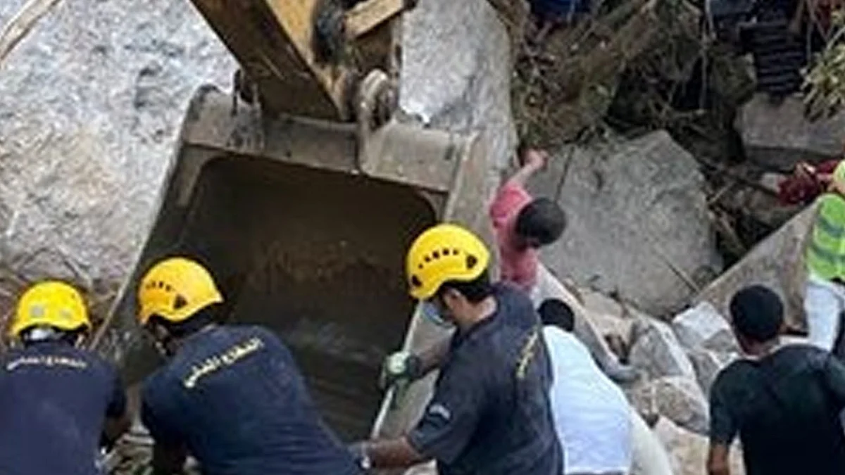 بالصور.. استخراج 4 جثث من سيارة سقطت عليها صخور بالعارضة