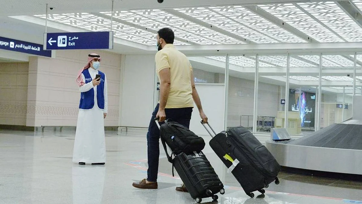 فرق ميدانية ترصد التزام المسافرين والعاملين في المطارات بـ«إجراءات كورونا»
