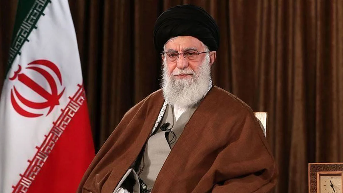 «نيويورك تايمز» تعدد خسائر خامنئي الأخيرة.. وتستشهد بواقعة المرفأ واتفاق إقليمي