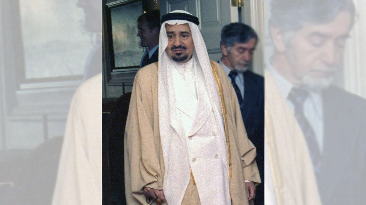 صورة تاريخية للملك خالد بن عبدالعزيز والملكة «إليزابيث» في لندن