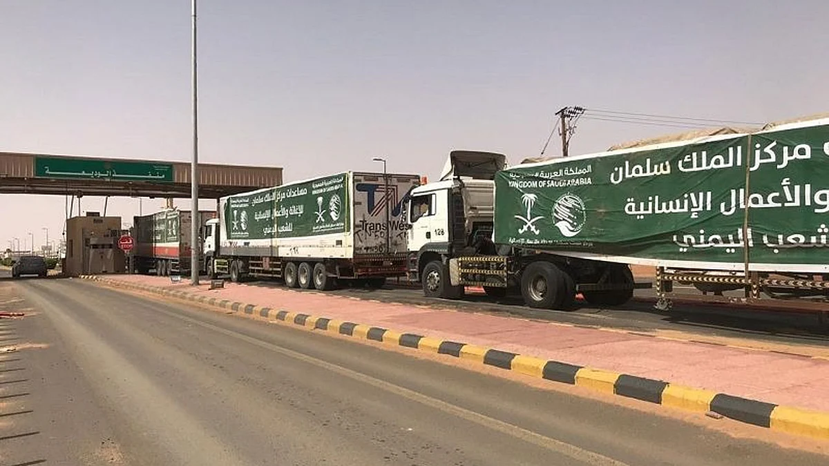 بالصور.. 54 شاحنة مساعدات سعودية إنسانية تعبر منفذ الوديعة إلى اليمن