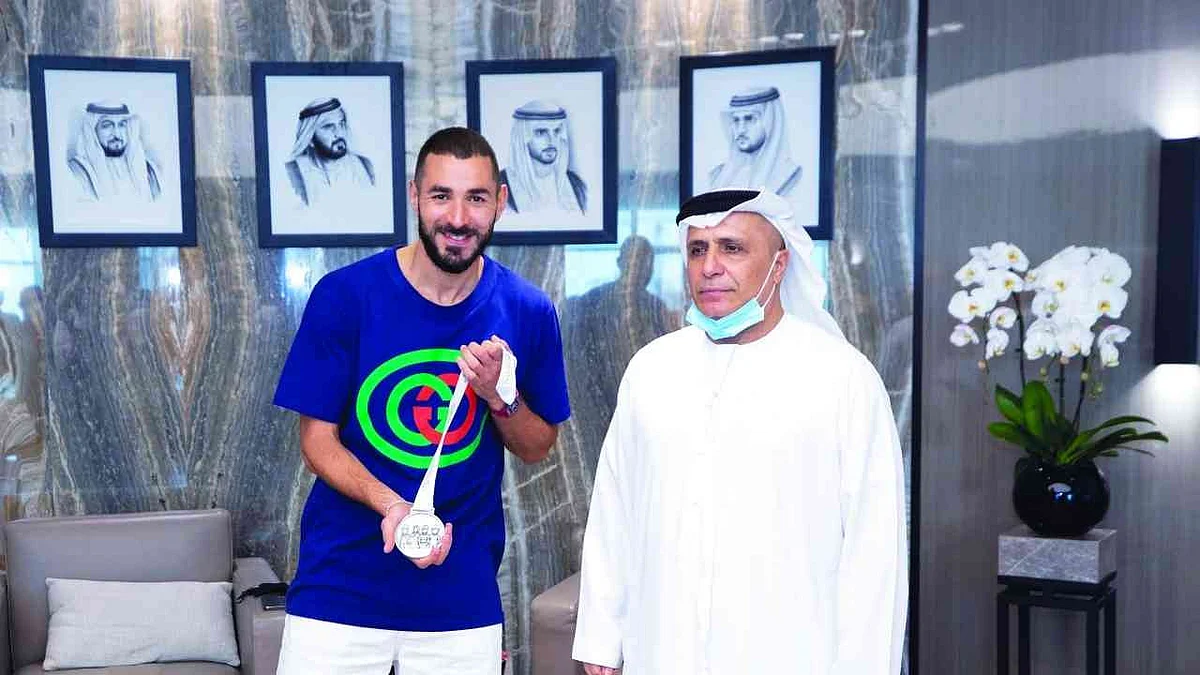 بنزيما يحصل على «ميدالية خط الدفاع الأول» من «دبي الرياضي»