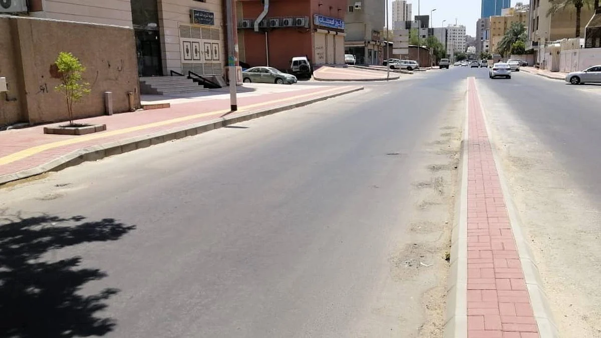 بلدية العتيبية تُجري إعادة تأهيل الأرصفة لمعالجة التشوه البصري