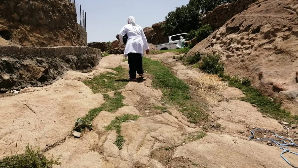 مستشفى بني مالك العام تقدم رعاية طبية للمرضى بمنازلهم على قمم جبال الداير