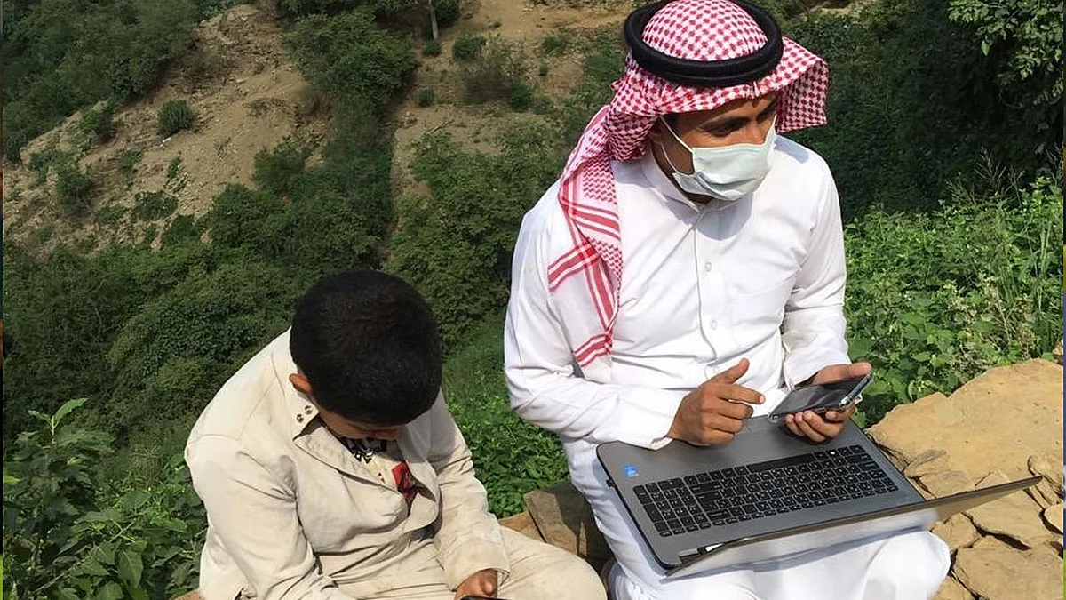 بالصور.. تجربة المعلم محمد دغريري مع منصة «مدرستي» تثير الإعجاب بجازان