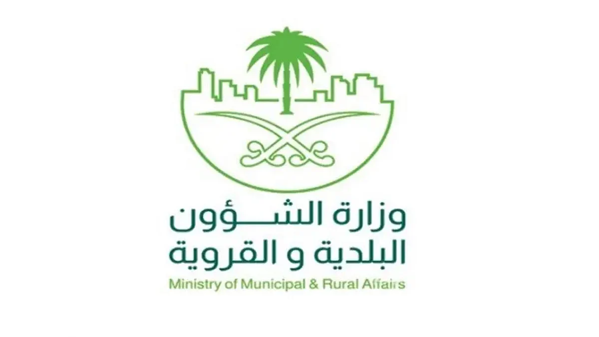 «البلديات» تتفاعل مع «حرق نفايات بأحد المواقع» بإحالة المخالفة للتحقيق