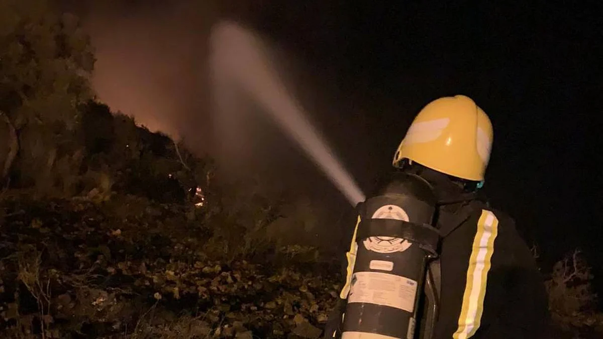 فرق الدفاع المدني بميسان تواصل إطفاء حريق جبل عُمد بمركز ثقيف