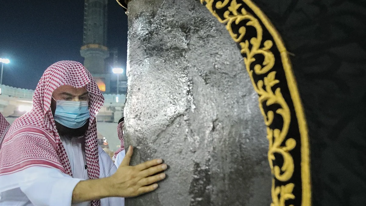 بالصور.. السديس وقيادات «شؤون الحرمين» يشاركون في أعمال تطييب الكعبة الشريفة