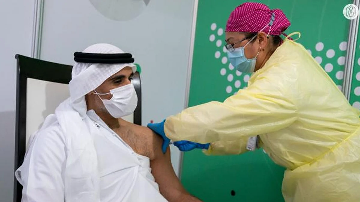 بالفيديو.. خالد بن زايد يتلقَّى الجرعة الأولى من لقاح كورونا بالإمارات