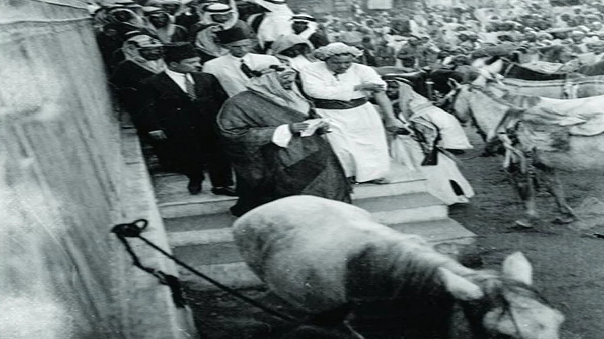 صورة نادرة للحظة خروج «المؤسس» من دار الحكومة بمكة.. عمرها 99 عامًا