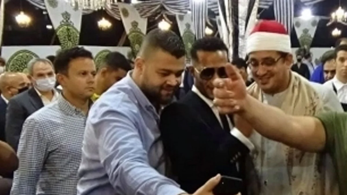 أشهر قارئ للقرآن في مصر يُثير الجدل بصورة مع الفنان محمد رمضان