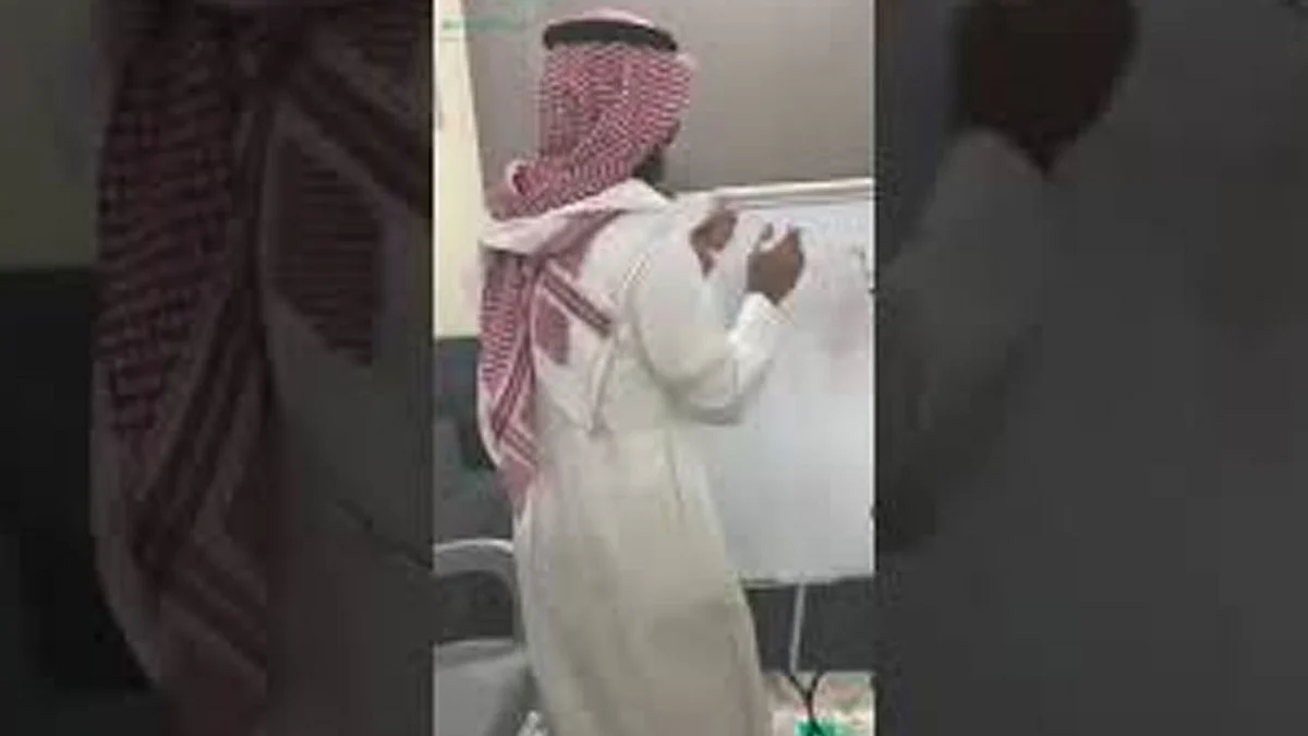 بالفيديو.. معلم يجهز جزءًا من منزله لشرح الدروس للطلاب «عن بُعد»