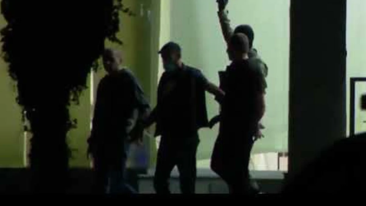 فيديو يوثق مغادرة مسلح لبنك بصحبة 3 رهائن وكيس أموال في جورجيا
