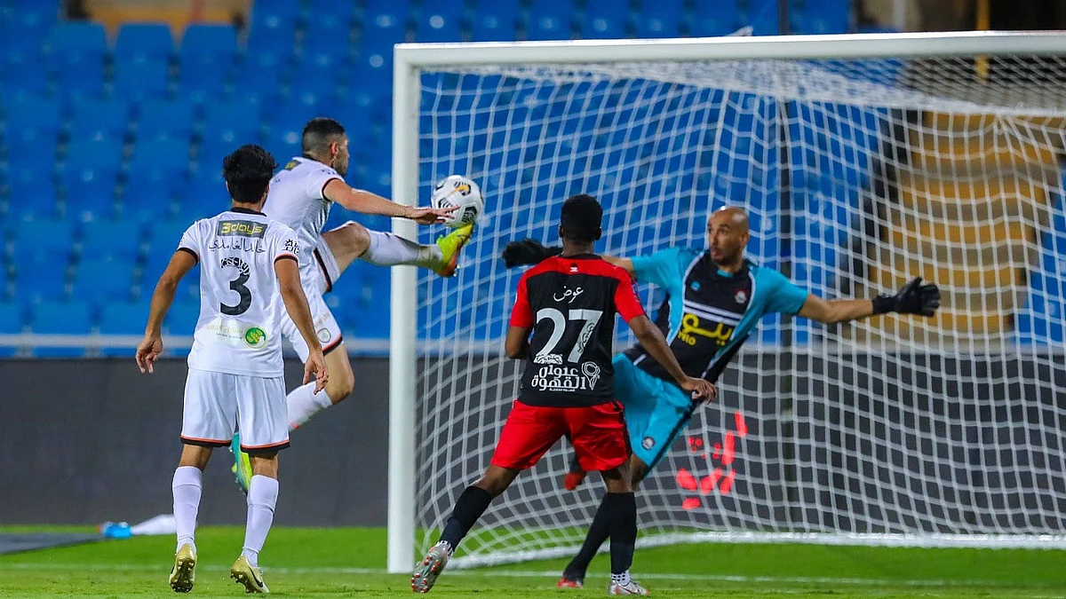 الشباب يفرط في الفوز ويكتفي بالتعادل مع الرائد في الدوري السعودي