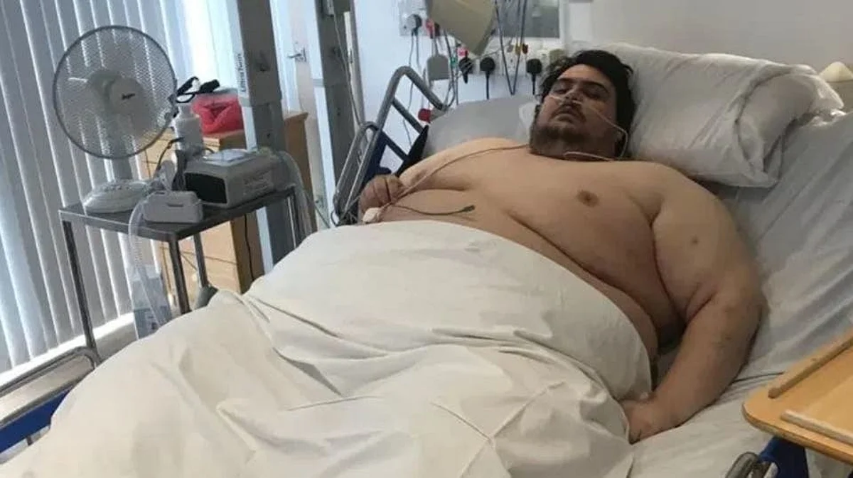 بالصور.. كيف نُقل أضخم رجل في بريطانيا من المنزل إلى المستشفى؟