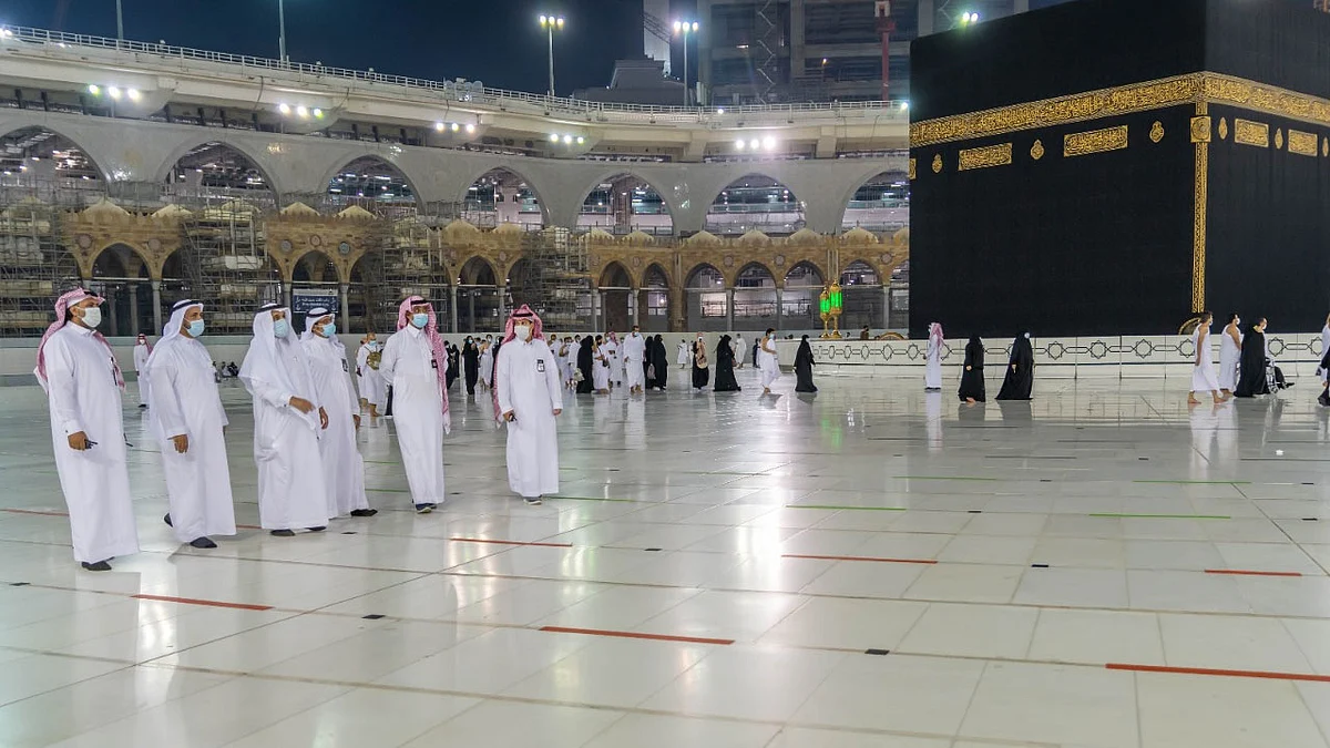 بالصور.. تزامنًا مع بدء المرحلة الثالثة للعمرة.. تكثيف الخدمات المقدمة داخل المسجد الحرام